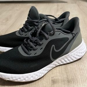 Nike Revolution 5